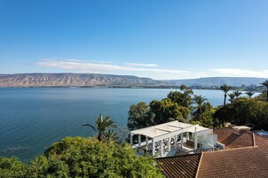 Una propiedad costera con vista al mar y a las montañas.