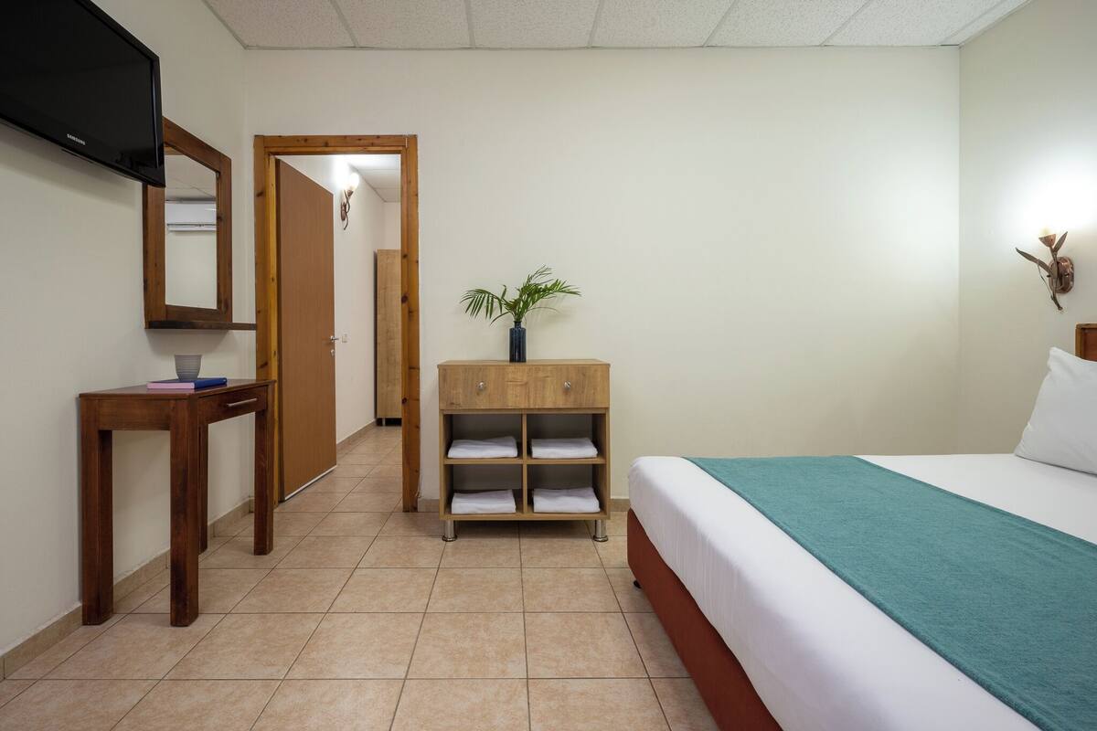Family Room, Garden View | Minibar, in-room safe, desk, blackout drapes
