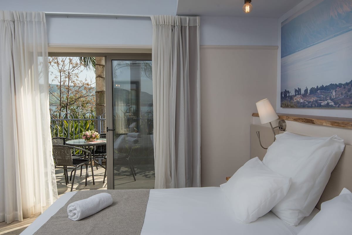 Deluxe Room Garden access | 1 slaapkamer, een kluis op de kamer, een bureau