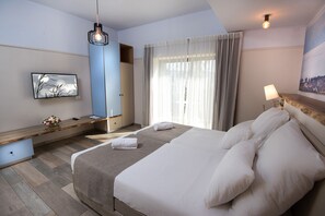 Deluxe Room Garden access | Minibar, caja de seguridad en la habitación y escritorio 