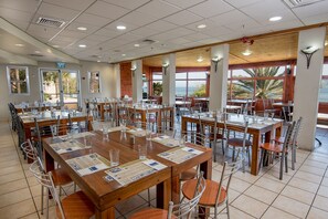 Se sirven desayunos, comidas, cenas y cocina kosher con vista a la playa