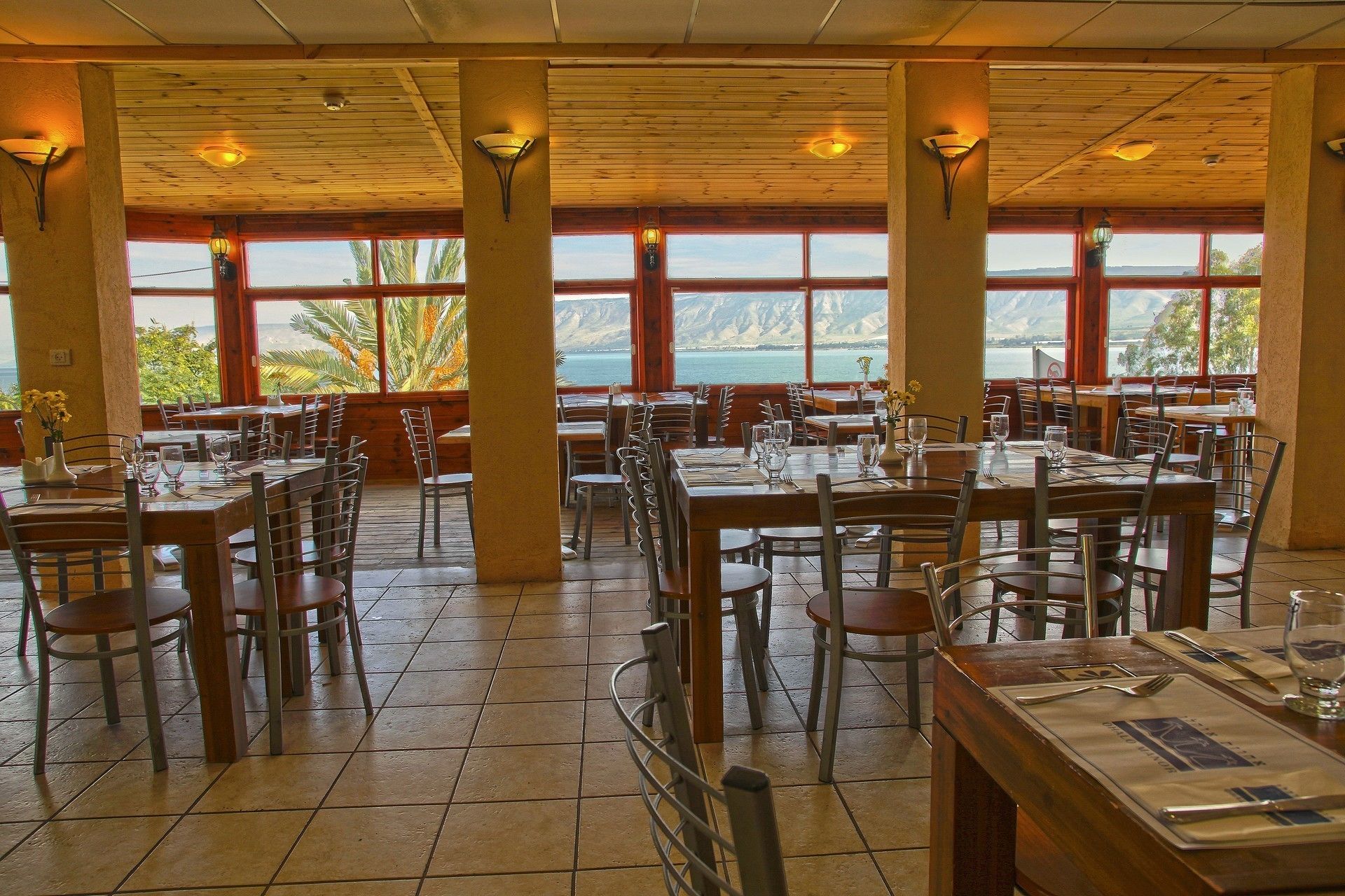 Breakfast, lunch, dinner served; kosher dishes, beach views 