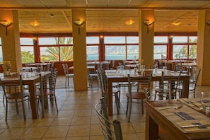 Breakfast, lunch, dinner served; kosher dishes, beach views