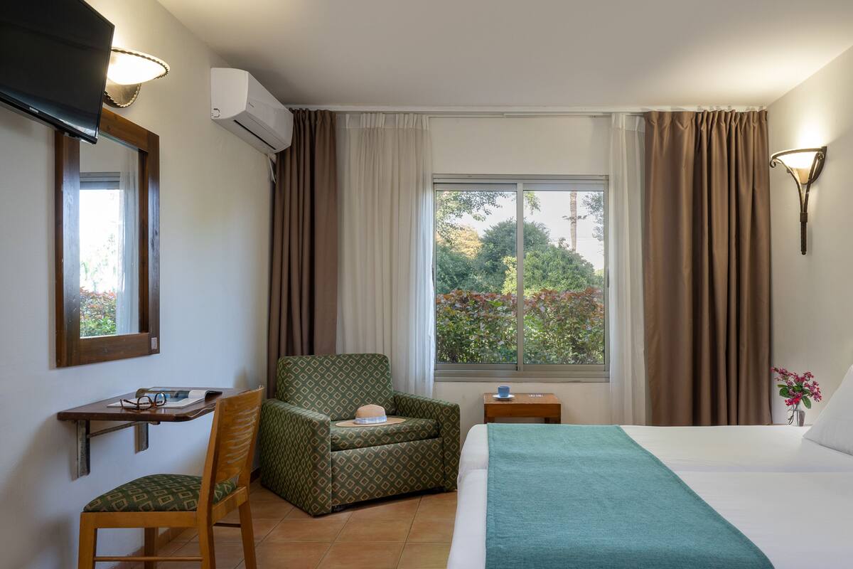 Superior Double Room | Minibar, in-room safe, desk, blackout drapes
