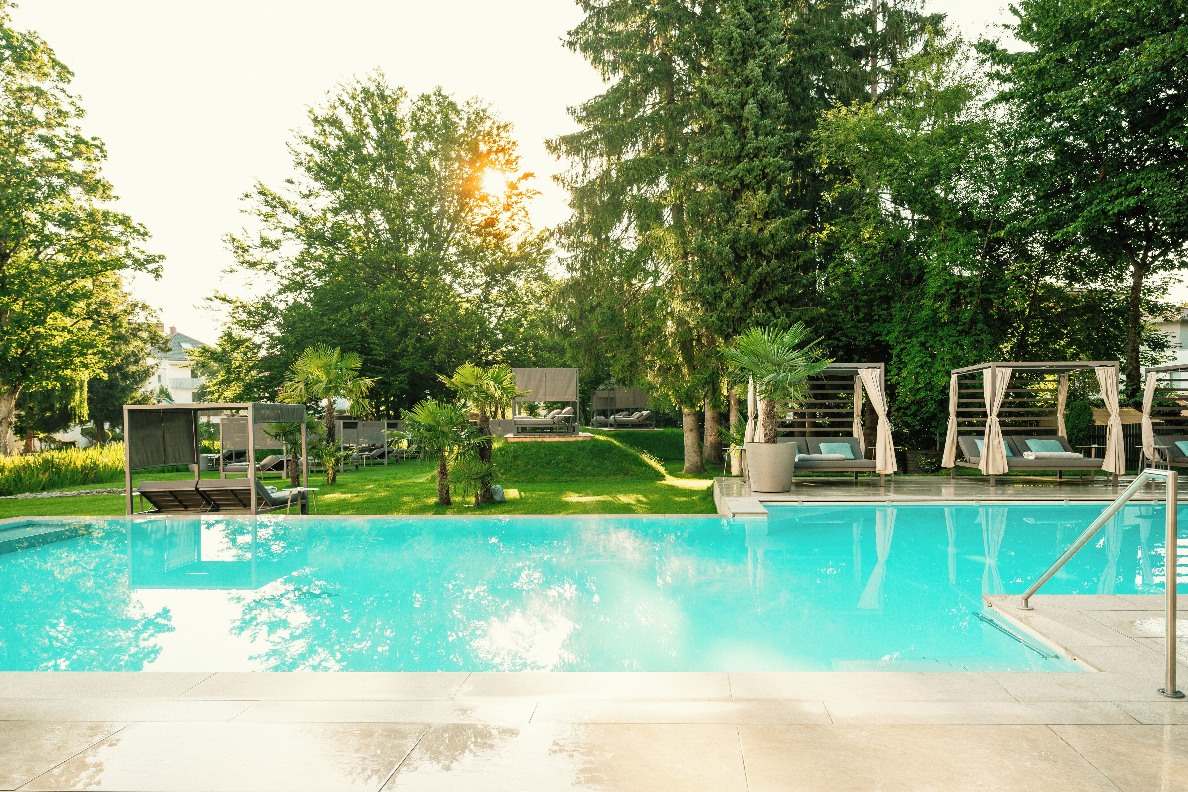 室内游泳池，室外游泳池，池畔遮阳伞，日光浴躺椅