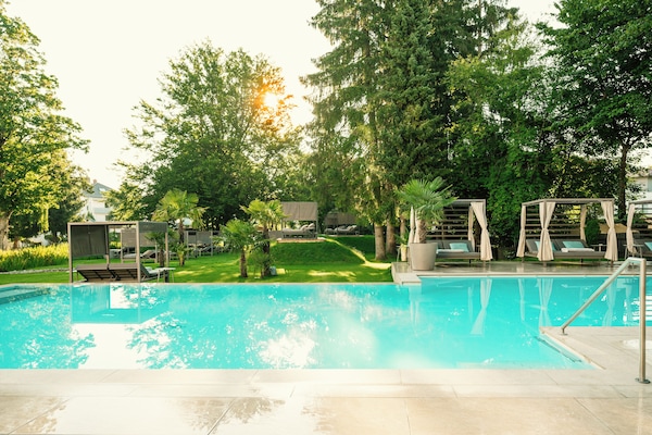 Sisäuima-allas, ulkouima-allas, aurinkovarjoja, aurinkotuoleja