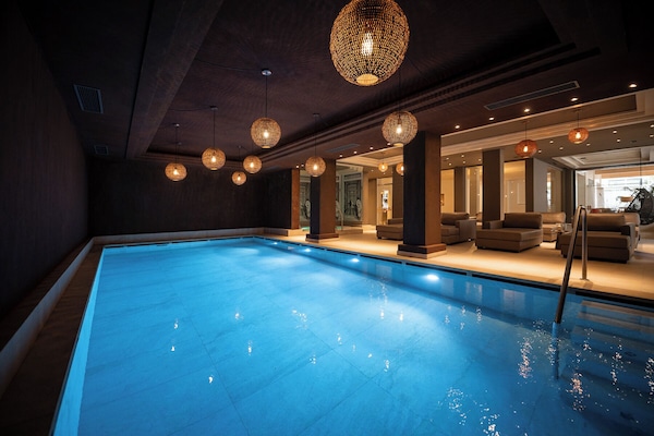 Innendørsbasseng,utendørsbasseng, bassengparasoller og solsenger