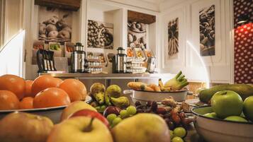 Tägliches Frühstücksbuffet (25 EUR pro Person)