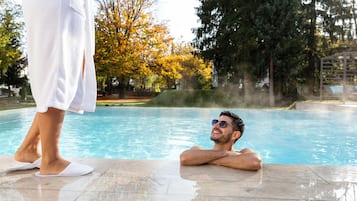 Inomhuspool, utomhuspool, parasoller och solstolar