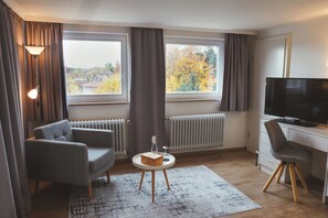 Business Room | 1 bedroom, minibar, in-room safe, desk