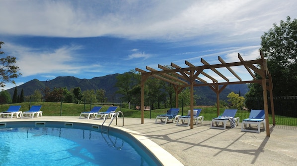 Piscine extérieure, chaises longues