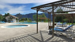 Outdoor pool, sun loungers - VVF Sud Vercors, Die (Die)
