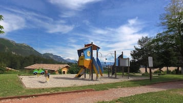 Área de juegos infantiles al aire libre