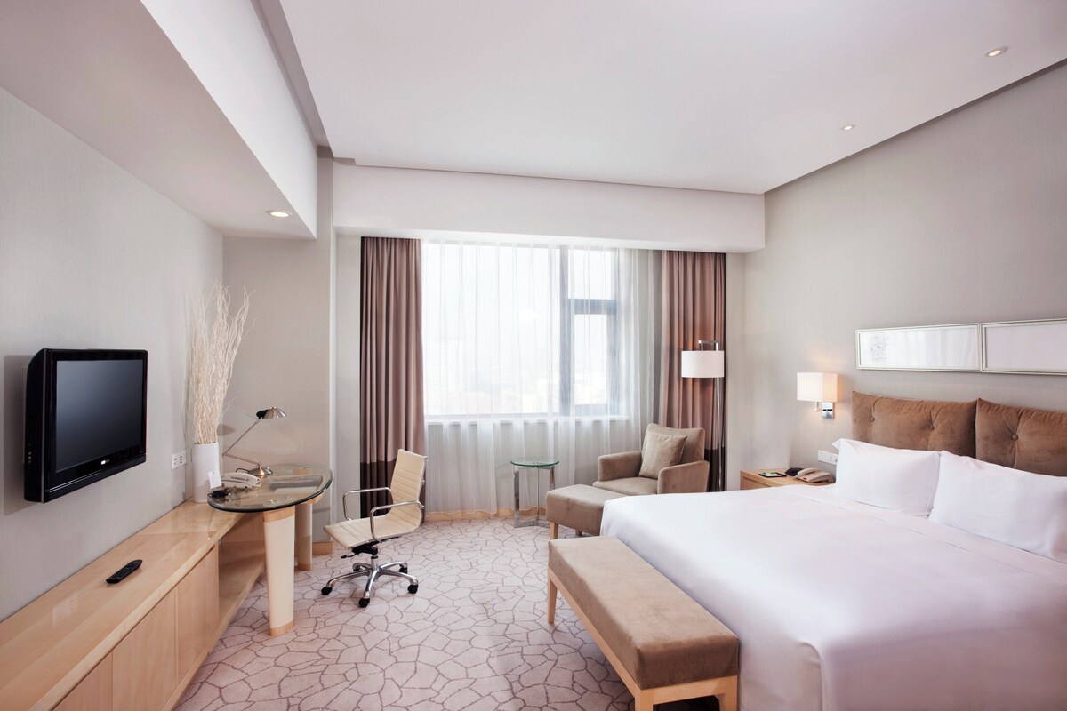 Standard Room, 1 King Bed | Down comforters, minibar, in-room safe, desk
