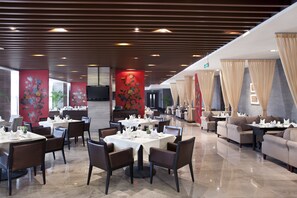 Daily buffet breakfast (CNY 136 per person)