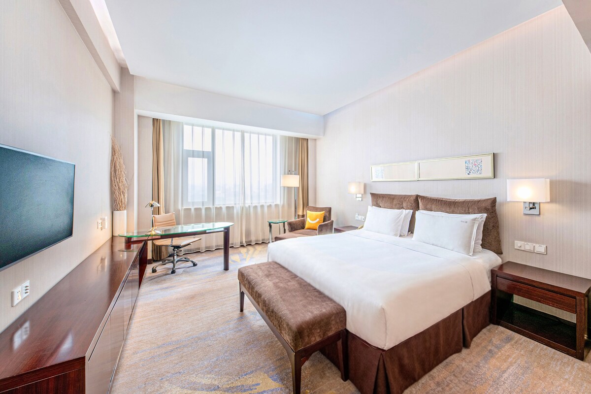 Standard Room, 1 Katil Raja (King), Akses Club Lounge (Top Floor) | Gebar bulu kapas, bar mini, peti besi dalam bilik, meja 