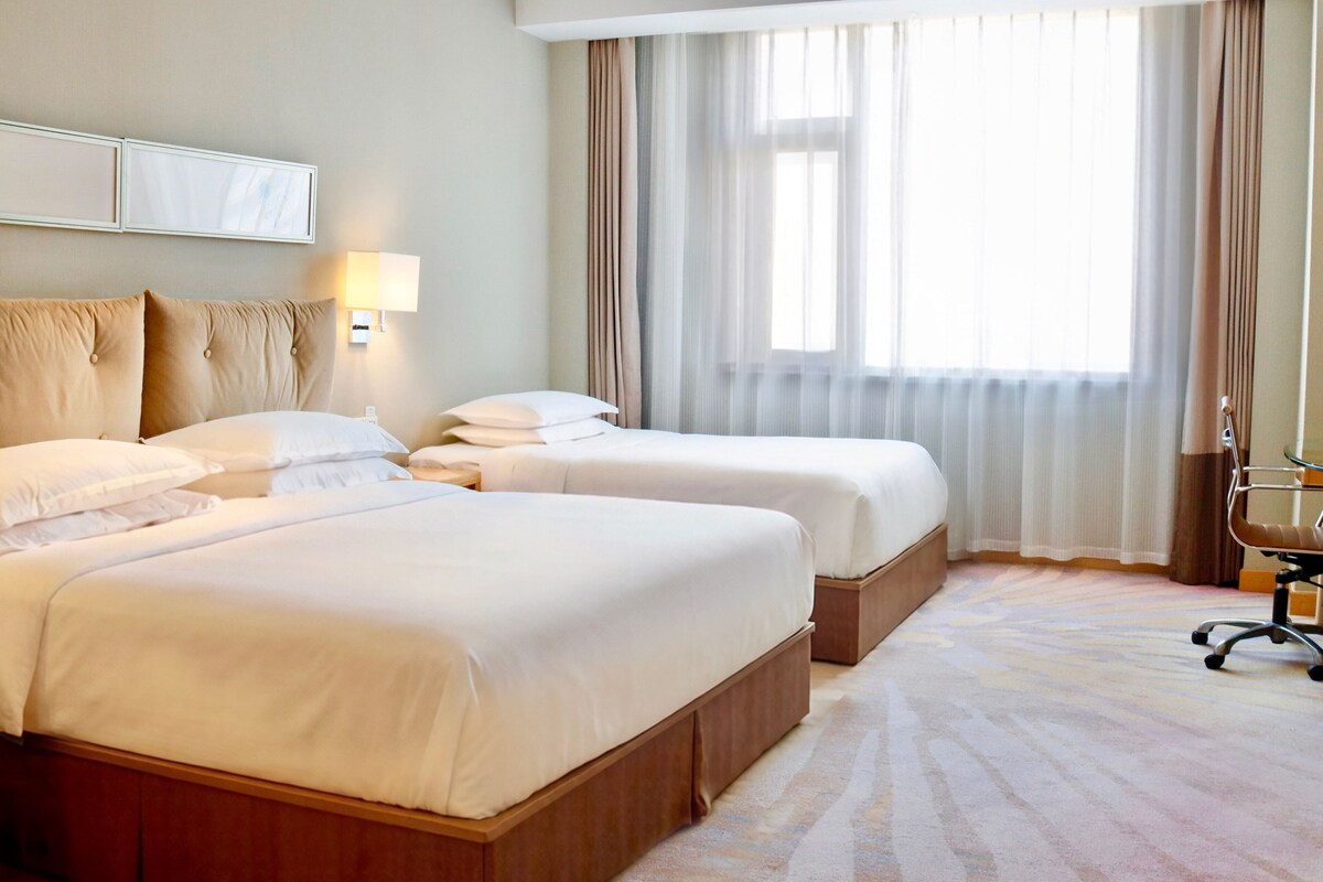 Family room (1 King bed and 1 Double) | Down duvets, minibar, in-room safe, desk