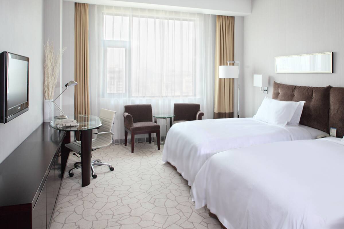 Chambre Standard, 2 lits doubles, accès au salon club (Top Floor) | 1 chambre, couette en duvet d'oie, minibar