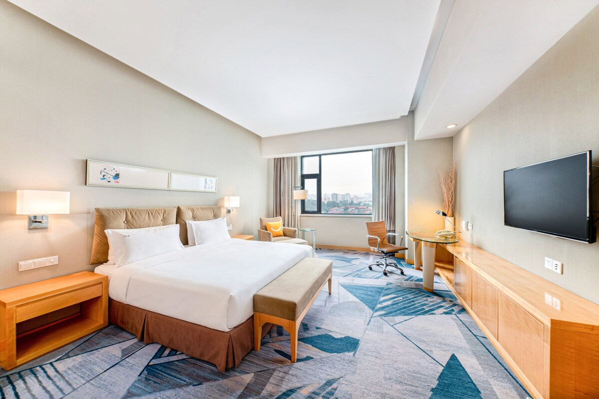 Standard Room, 1 Katil Raja (King) (High Floor) | Gebar bulu kapas, bar mini, peti besi dalam bilik, meja 