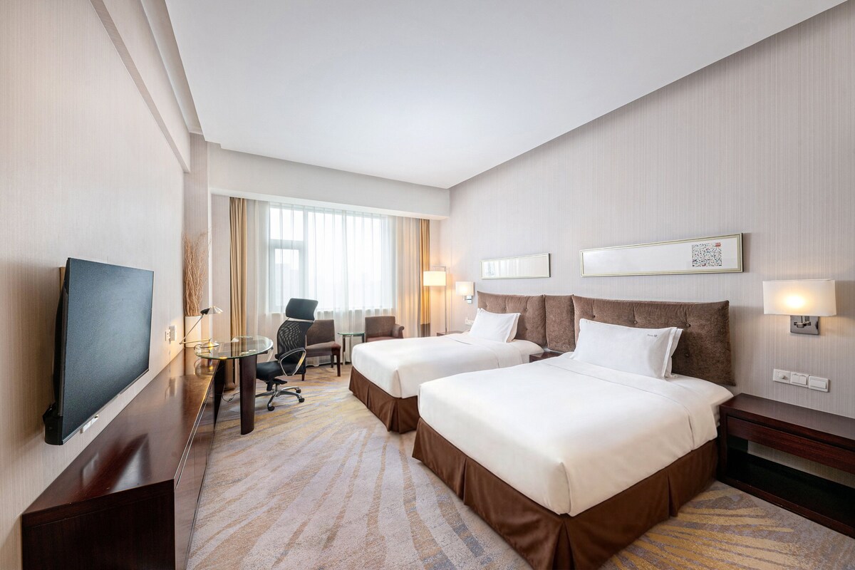 Standard Room, 2 Katil Kelamin (Double), Akses Club Lounge (Top Floor) | Gebar bulu kapas, bar mini, peti besi dalam bilik, meja 