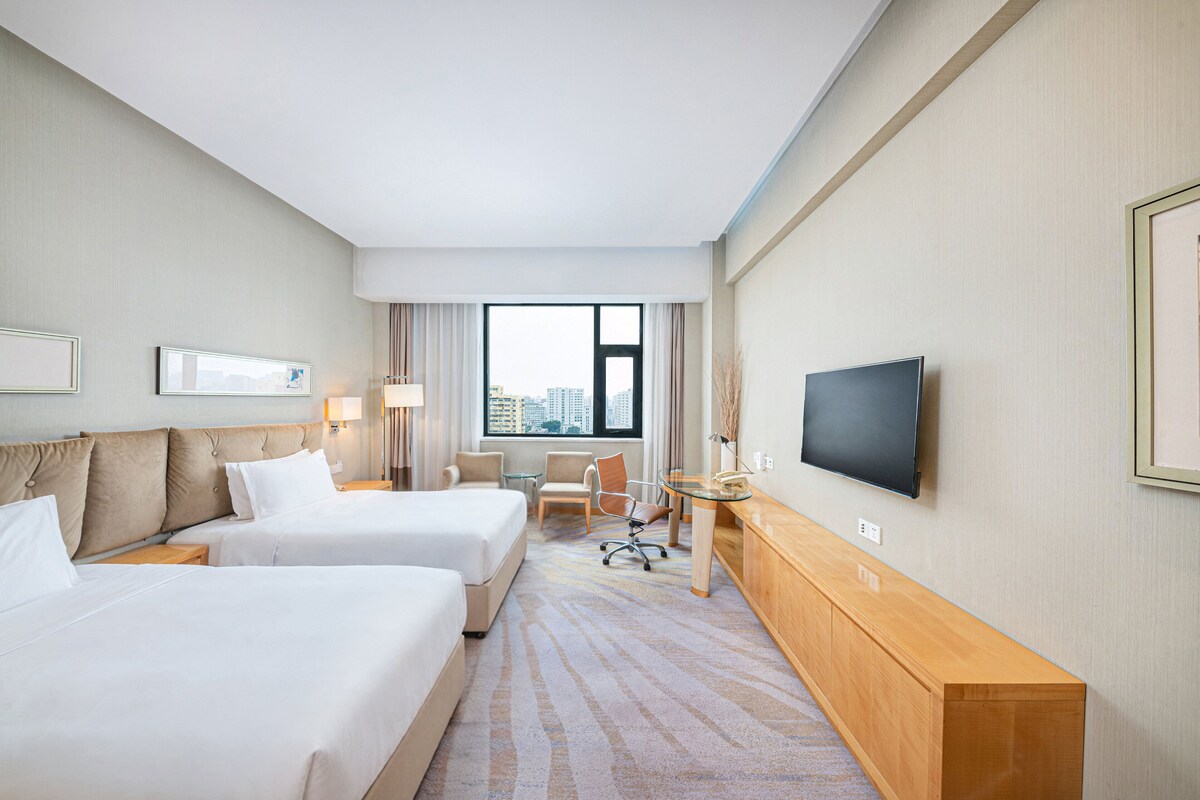 Standard Room, 2 Katil Kelamin (Double), City View | Gebar bulu kapas, bar mini, peti besi dalam bilik, meja 