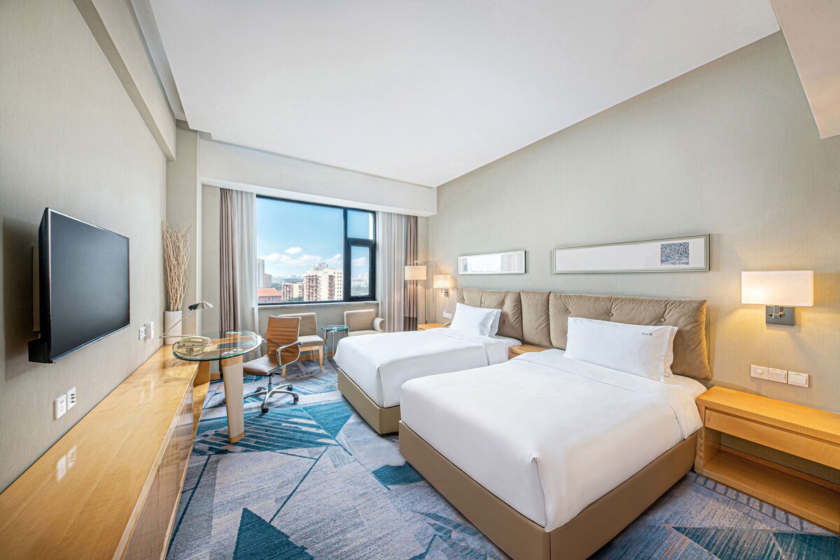 Standard Room, 2 Katil Kelamin (Double) (High Floor) | Gebar bulu kapas, bar mini, peti besi dalam bilik, meja 