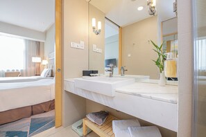 Dusche, Regendusche, kostenlose Toilettenartikel, Haartrockner