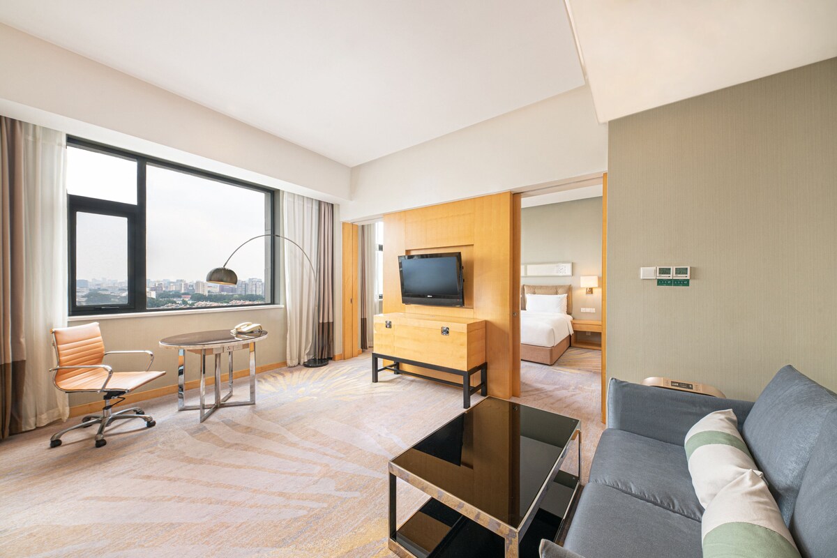 Suite, Akses Club Lounge | Gebar bulu kapas, bar mini, peti besi dalam bilik, meja 