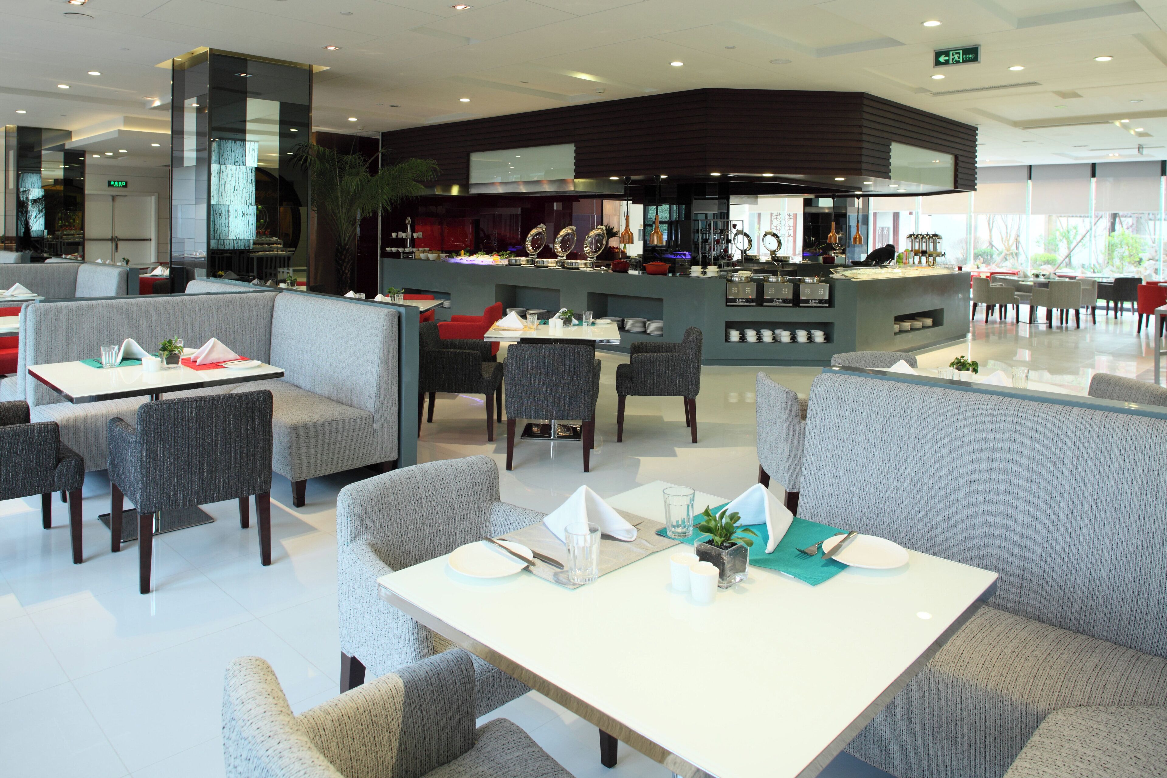 daily buffet breakfast (cny 136 per person)