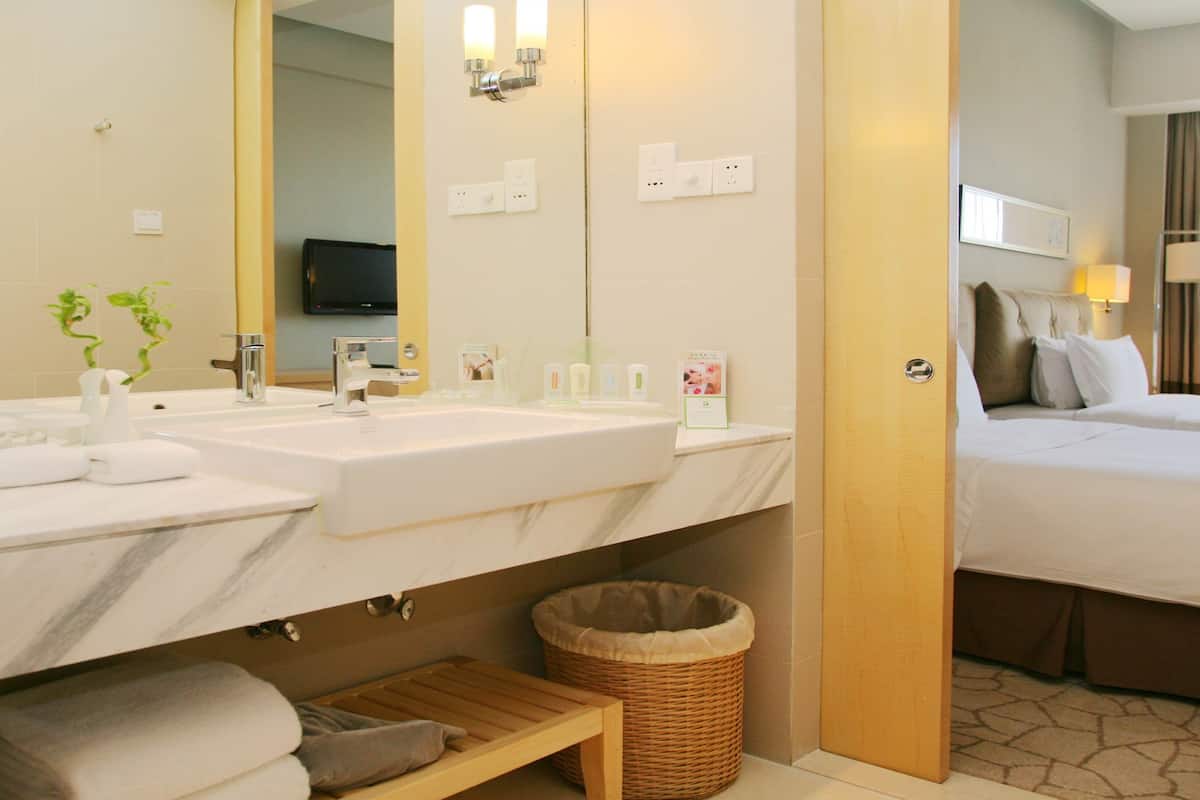 Dusj, regndusjhode, toalettartikler (inkludert) og hårføner