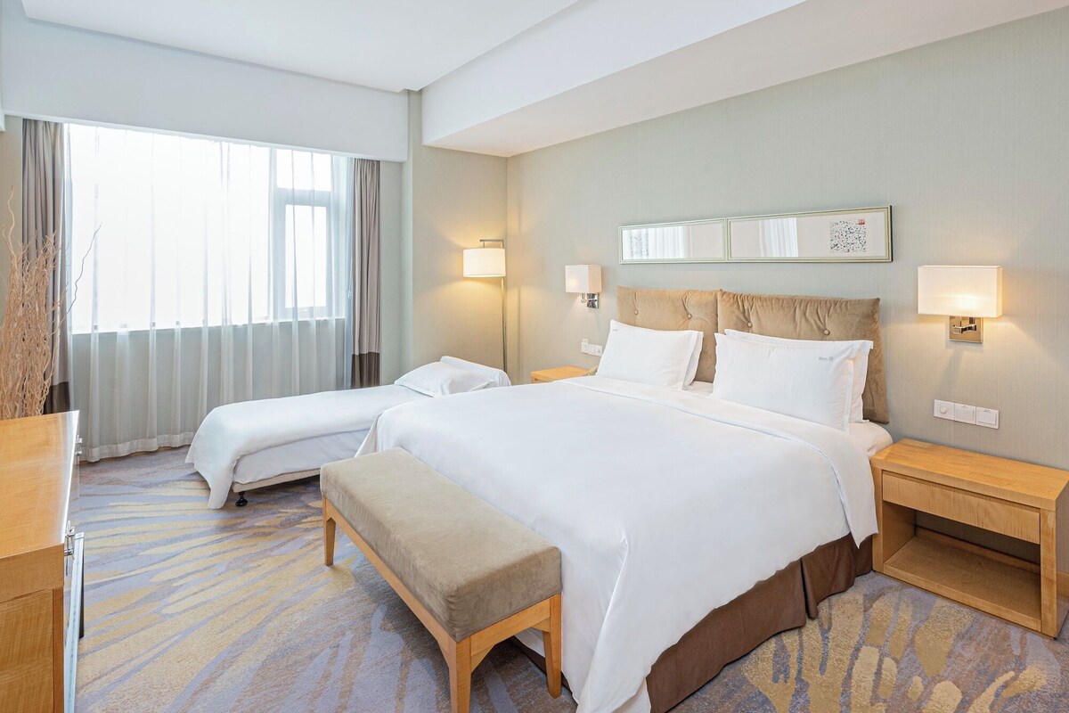 Suite | Gebar bulu kapas, bar mini, peti besi dalam bilik, meja 