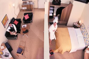 高級寝具、ミニバー、セーフティボックス (室内)、デスク