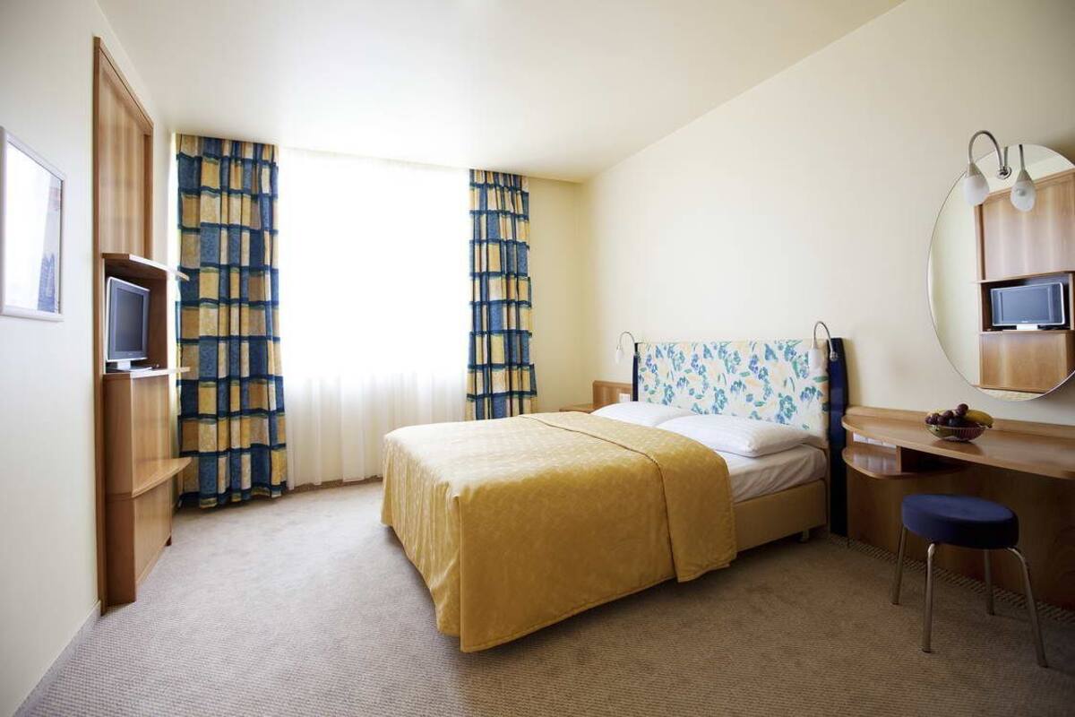 Starlight suite | Premium bedding, minibar, in-room safe, desk