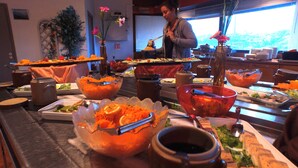 Un buffet proposant une variété de plats et d’ustensiles de service.