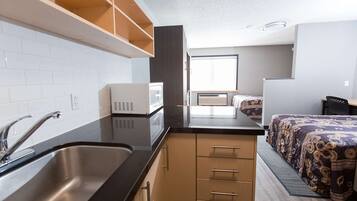 Studio Suite, 2 giường đôi | Bàn, bàn ủi/dụng cụ ủi quần áo, truy cập Internet không dây miễn phí