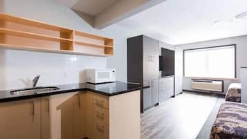 Studio-suite - 2 dobbeltsenge | Privat køkken | Køleskab, mikrobølgeovn