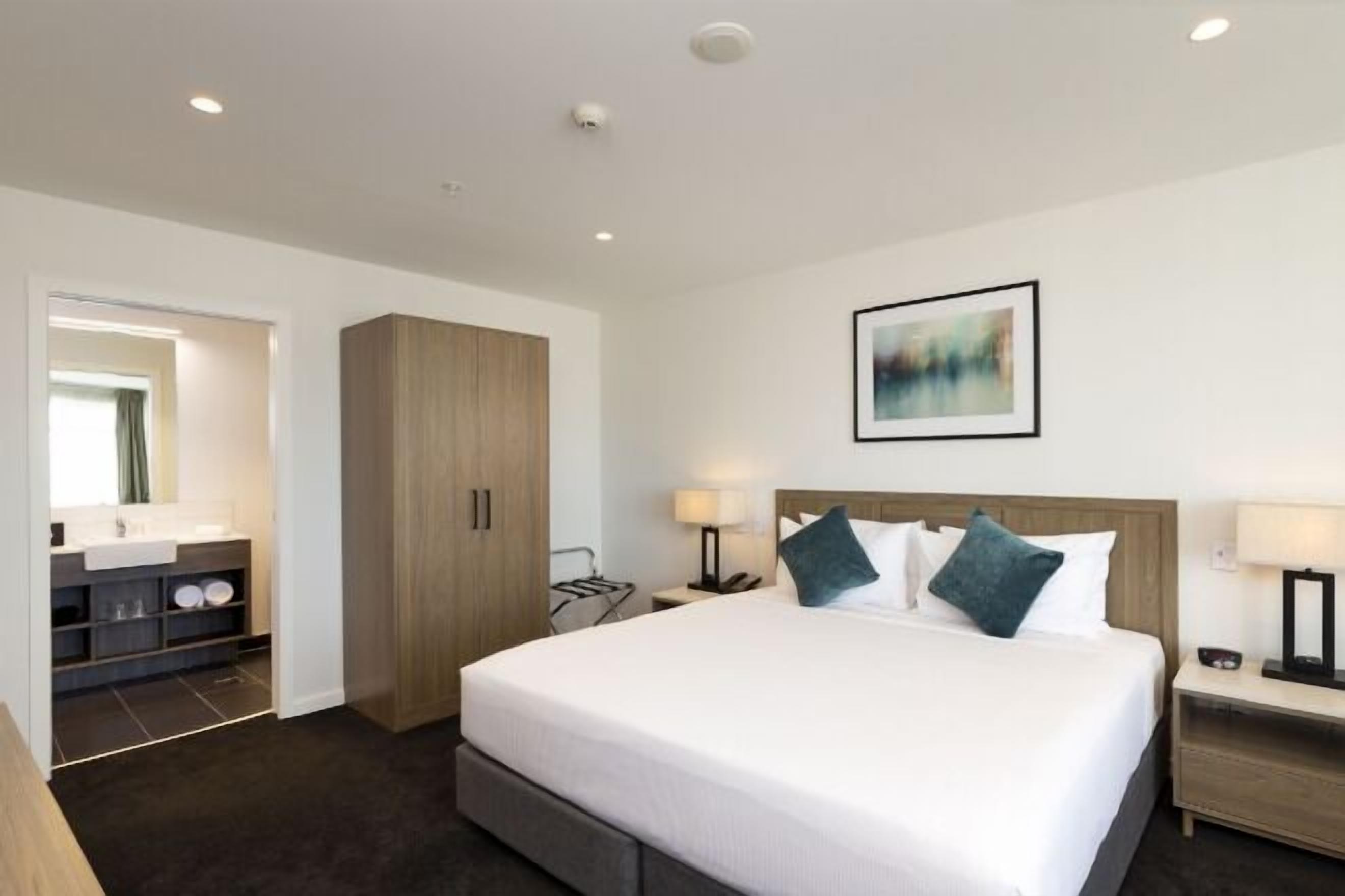 Premium bedding, in-room safe, desk, laptop workspace