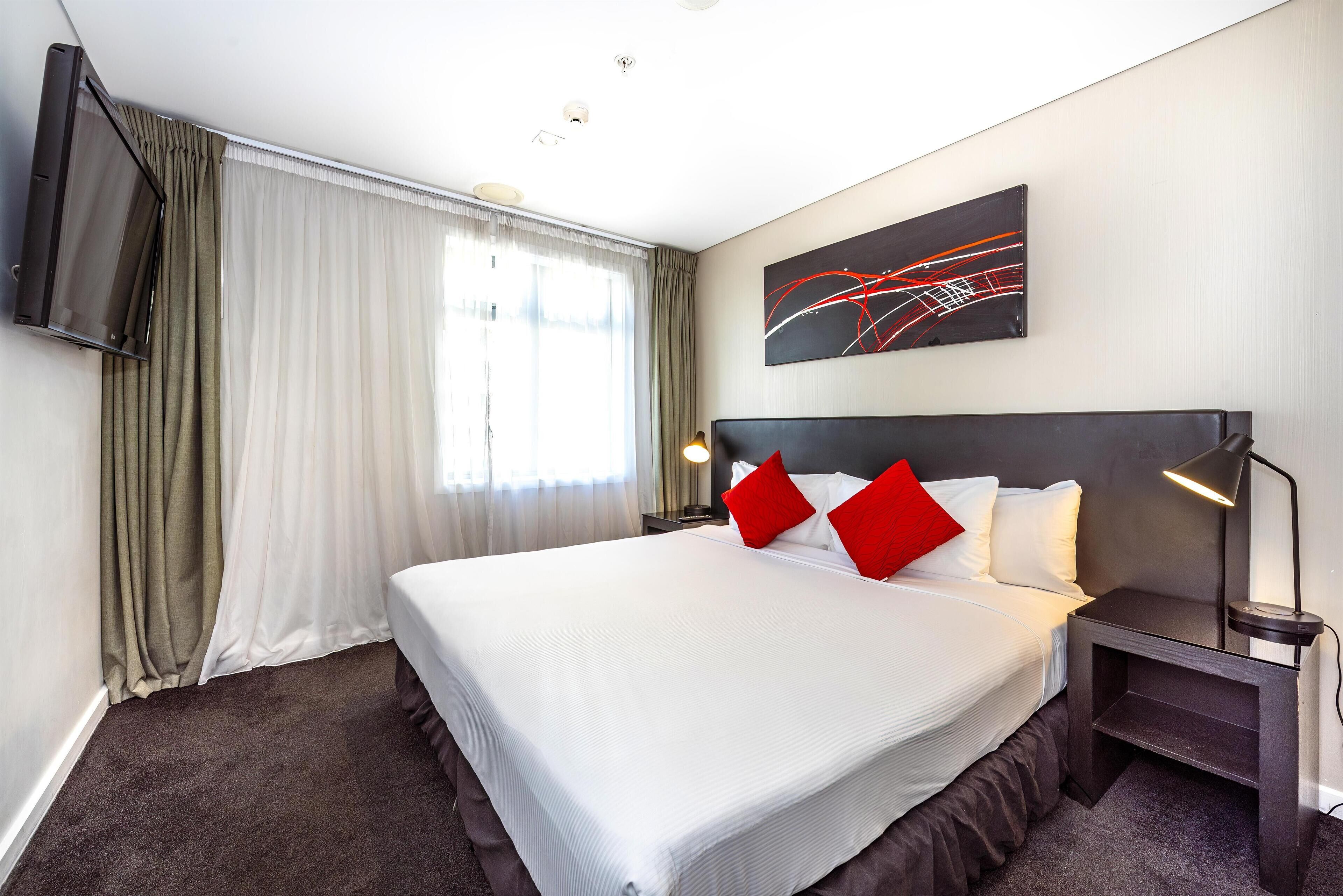 Ropa de cama de alta calidad y caja de seguridad en la habitación 