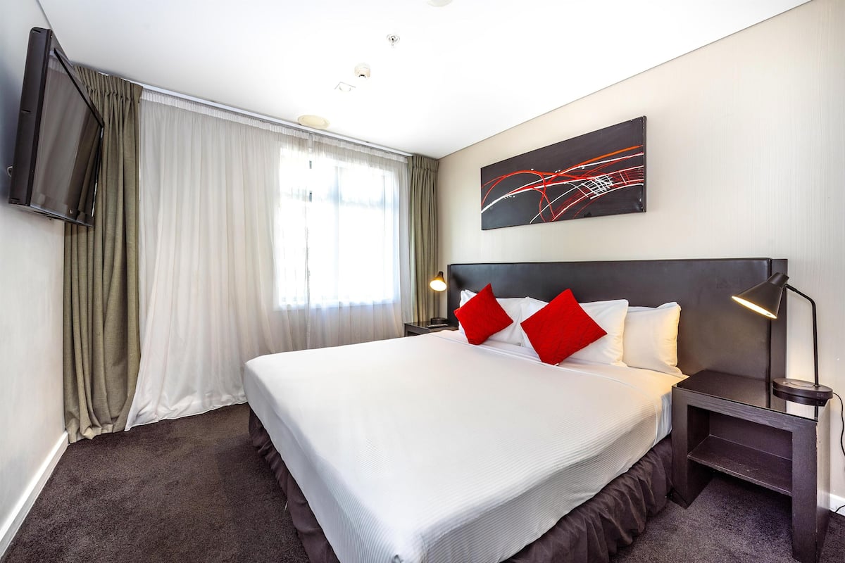 Premium bedding, in-room safe, desk, laptop workspace