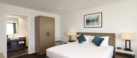 2 bedrooms, premium bedding, in-room safe, desk