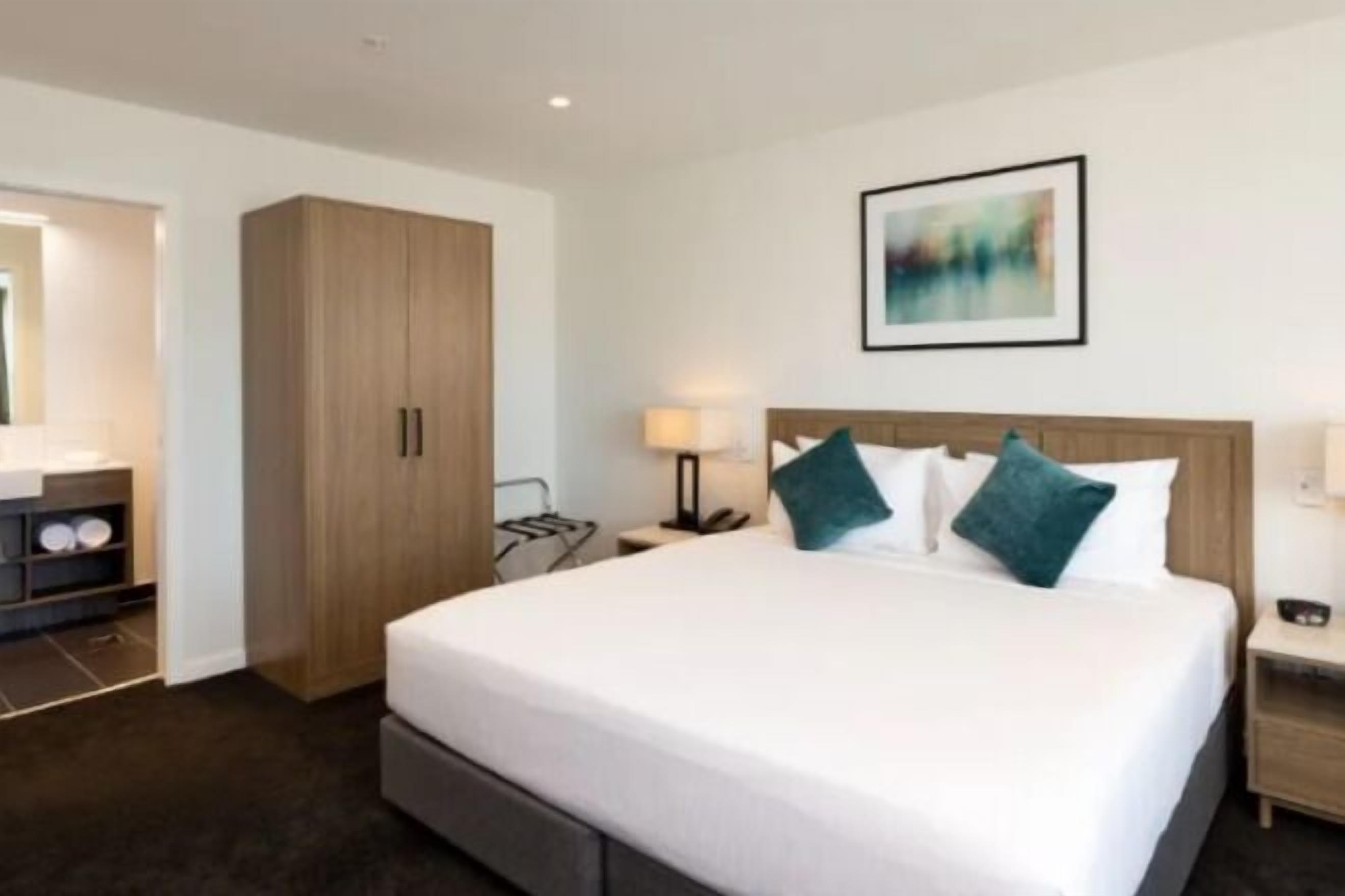 Premium bedding, in-room safe, desk, laptop workspace