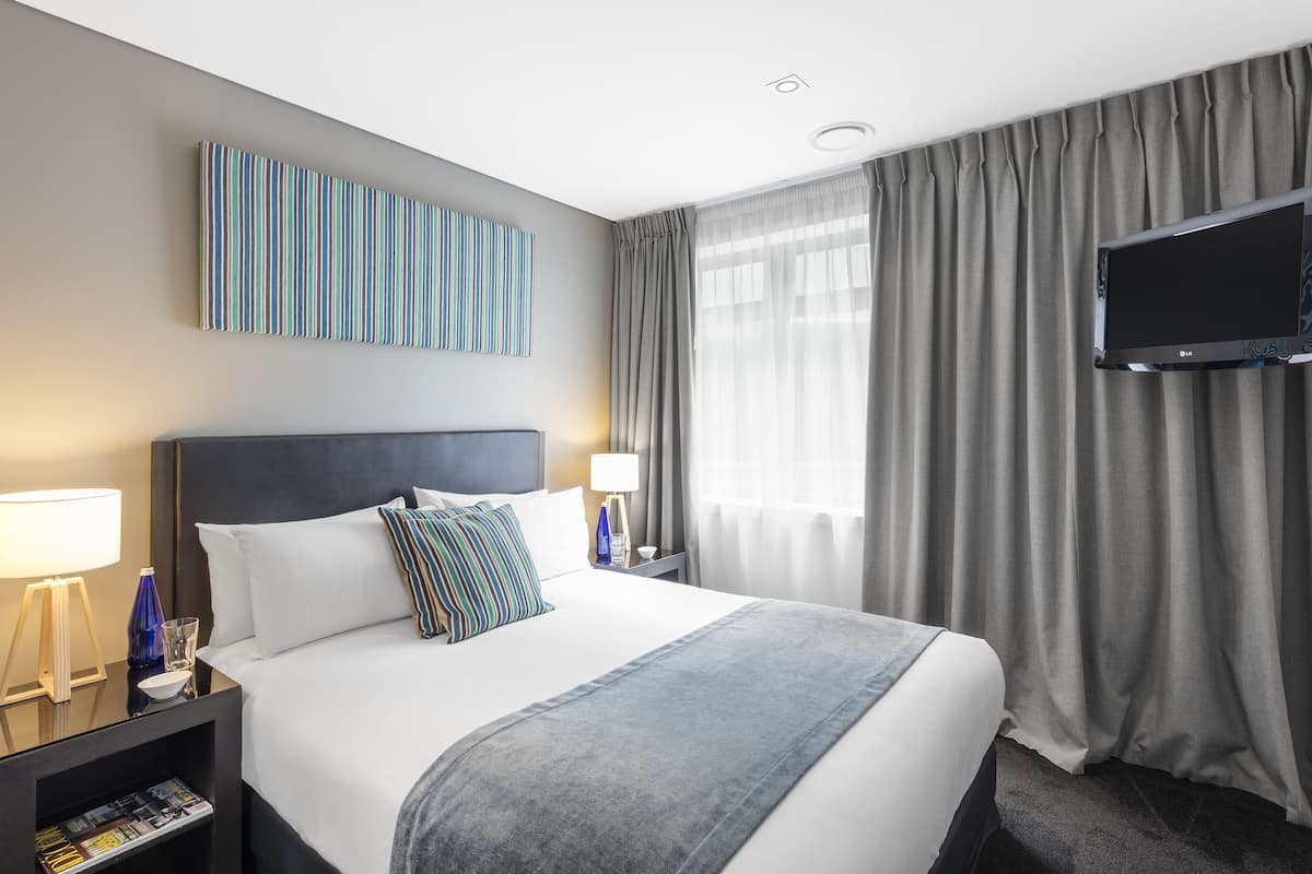 Premium bedding, in-room safe, desk, laptop workspace