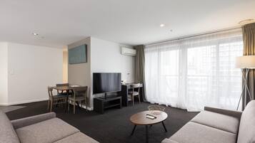 Ropa de cama de alta calidad y caja de seguridad en la habitación