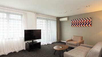 50 inci sebuah televisyen pintar dengan digital, TV, Netflix