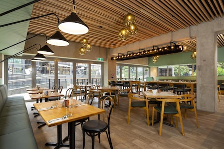 Dining. Oaks Auckland Hotel