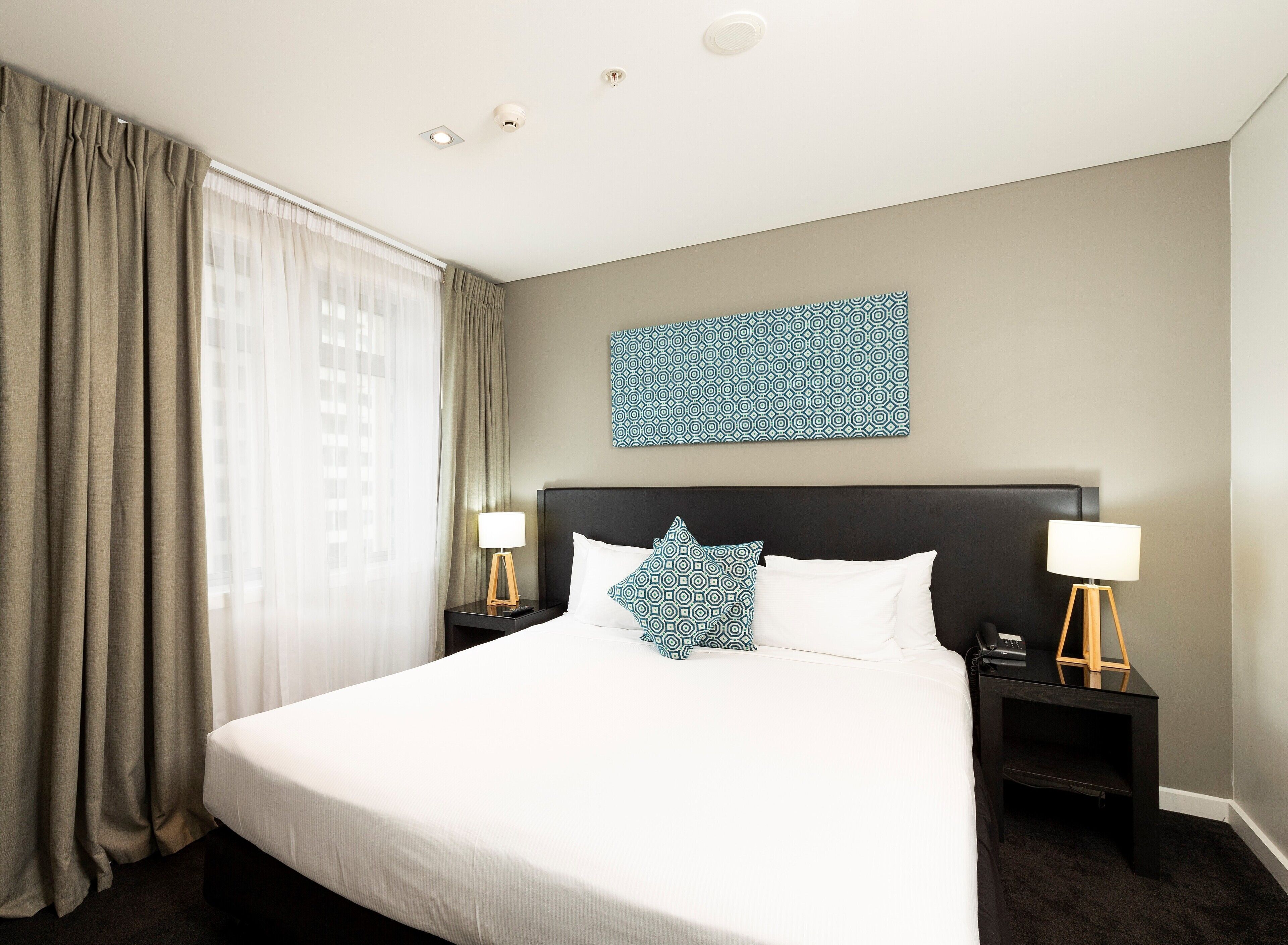 Ylelliset vuodevaatteet, tallelokero huoneessa, työpöytä