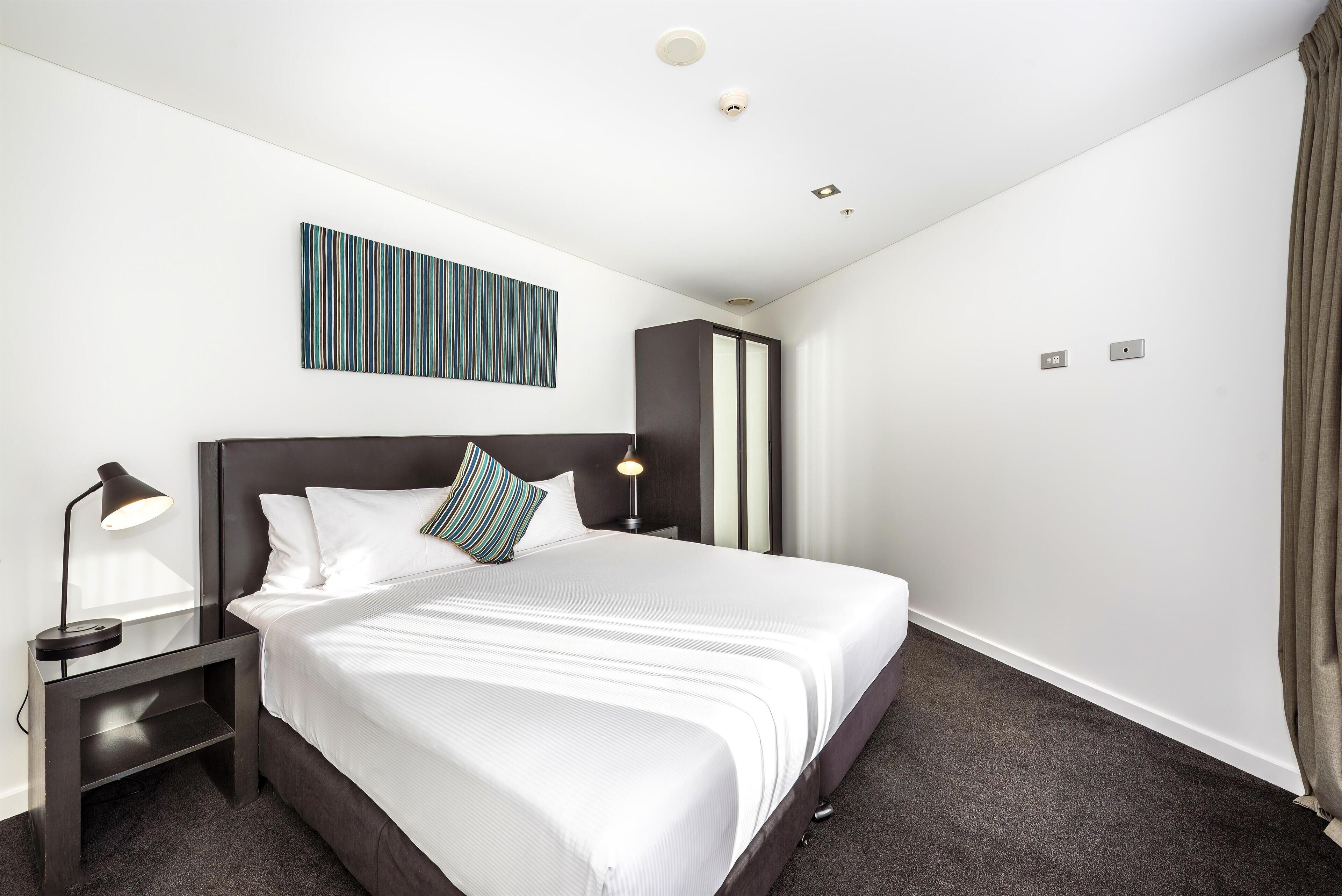 Ropa de cama de alta calidad y caja de seguridad en la habitación 