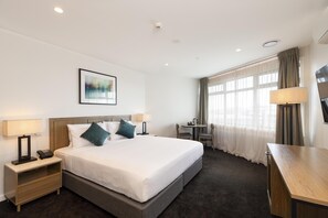 Premium bedding, in-room safe, desk, laptop workspace - Oaks Auckland Hotel (Auckland)