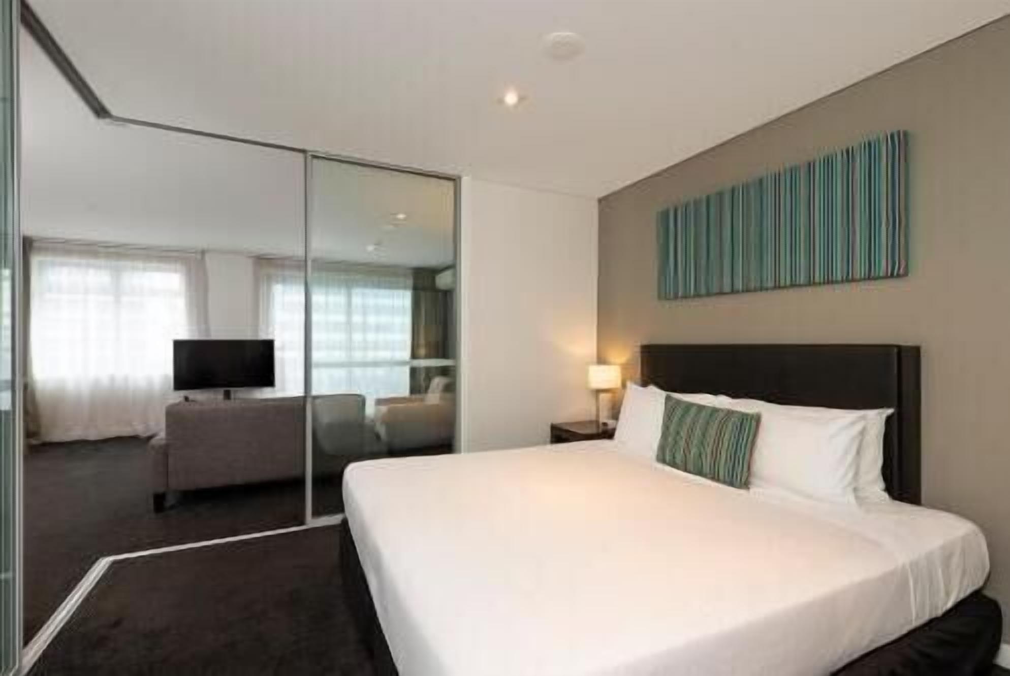 Ylelliset vuodevaatteet, tallelokero huoneessa, työpöytä