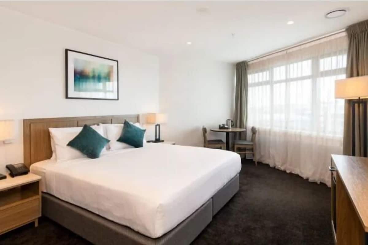 Hochwertige Bettwaren, Zimmersafe, Schreibtisch